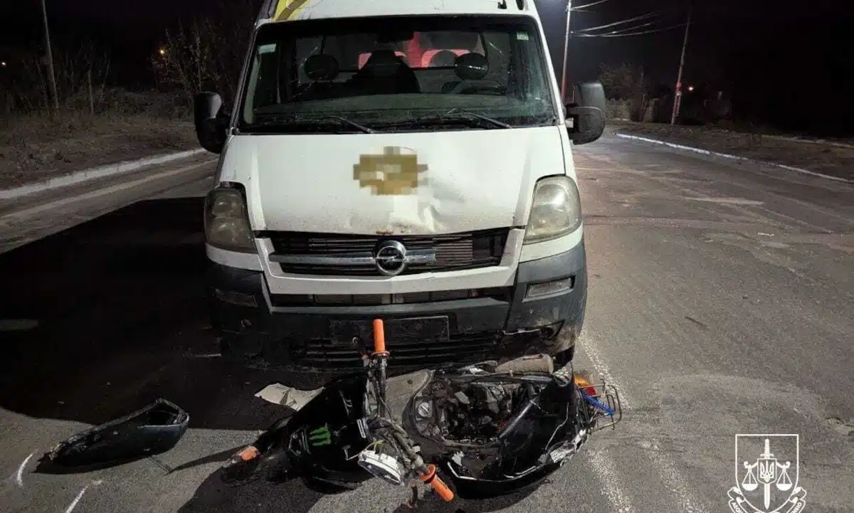 Потрощений скутер і авто, яке його збило.