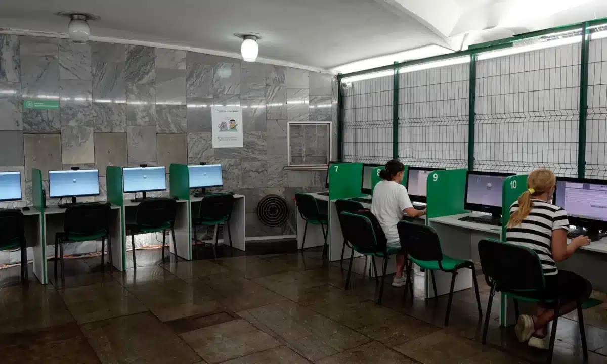 На Рівненщині зірвали схему «допомоги» на іспитах для водіїв – працювали з прихованою технікою Здавання іспиту з ПДР у сервісному центрі МВС.