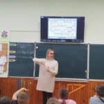 Перекладачка жестової мови проводить практичне заняття для школярів у класі