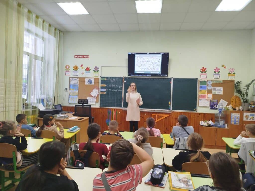 Заняття з української жестової мови для учнів початкових класів у шкільному класі в Рівному