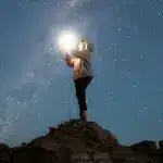 Жінка тримає світло в руках.