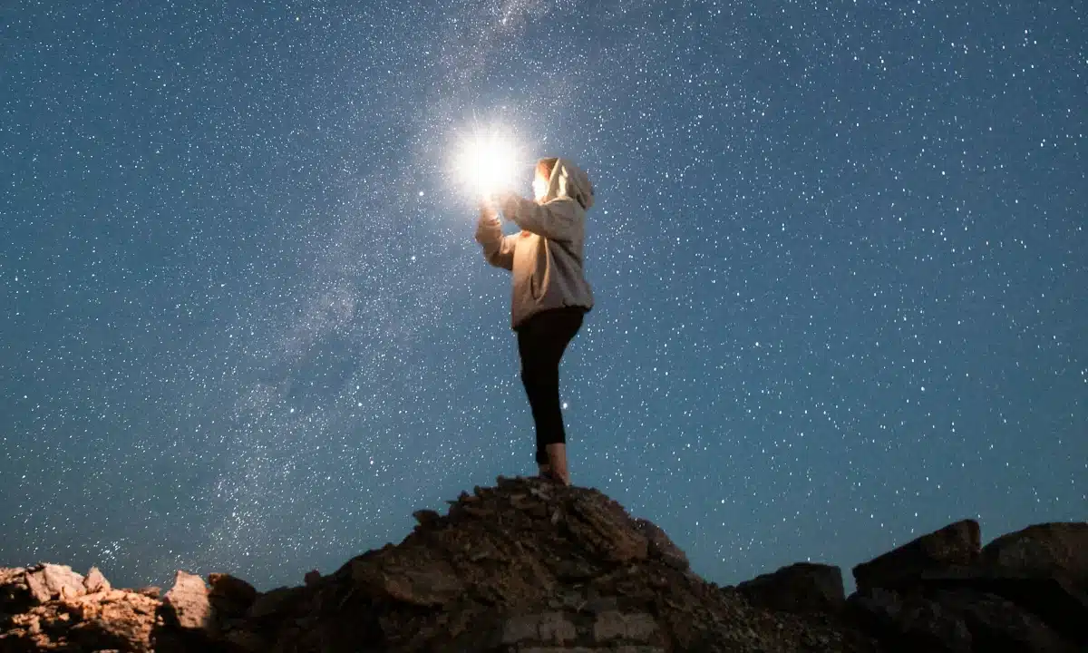 Жінка тримає світло в руках.