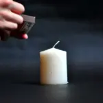 Графіки відключень електроенергії на Рівненщині у суботу, 24 січня Жінка запалює свічку сірниками.
