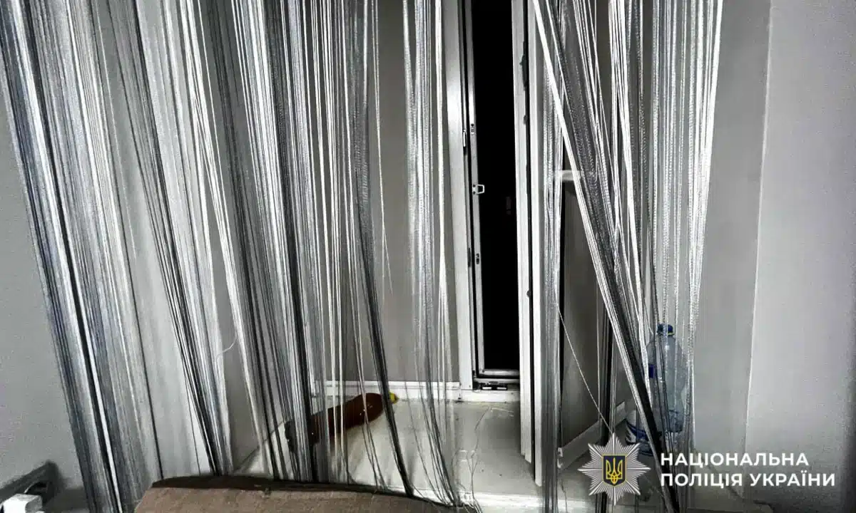 Відчинене вікно у помешканні.