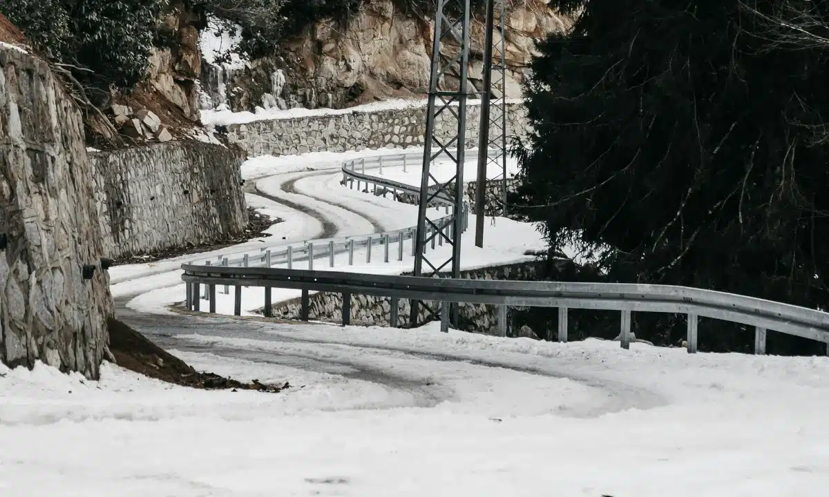 Звивиста дорога, покрита ожеледицею.