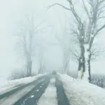 Якою буде погода на Рівненщині 14 січня. Нічний туман і ожеледиця ускладнять ситуацію на дорогах По засніженій, туманній і слизькій польовій дорозі їде авто.