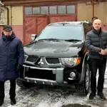 Митники передають авто військовому.