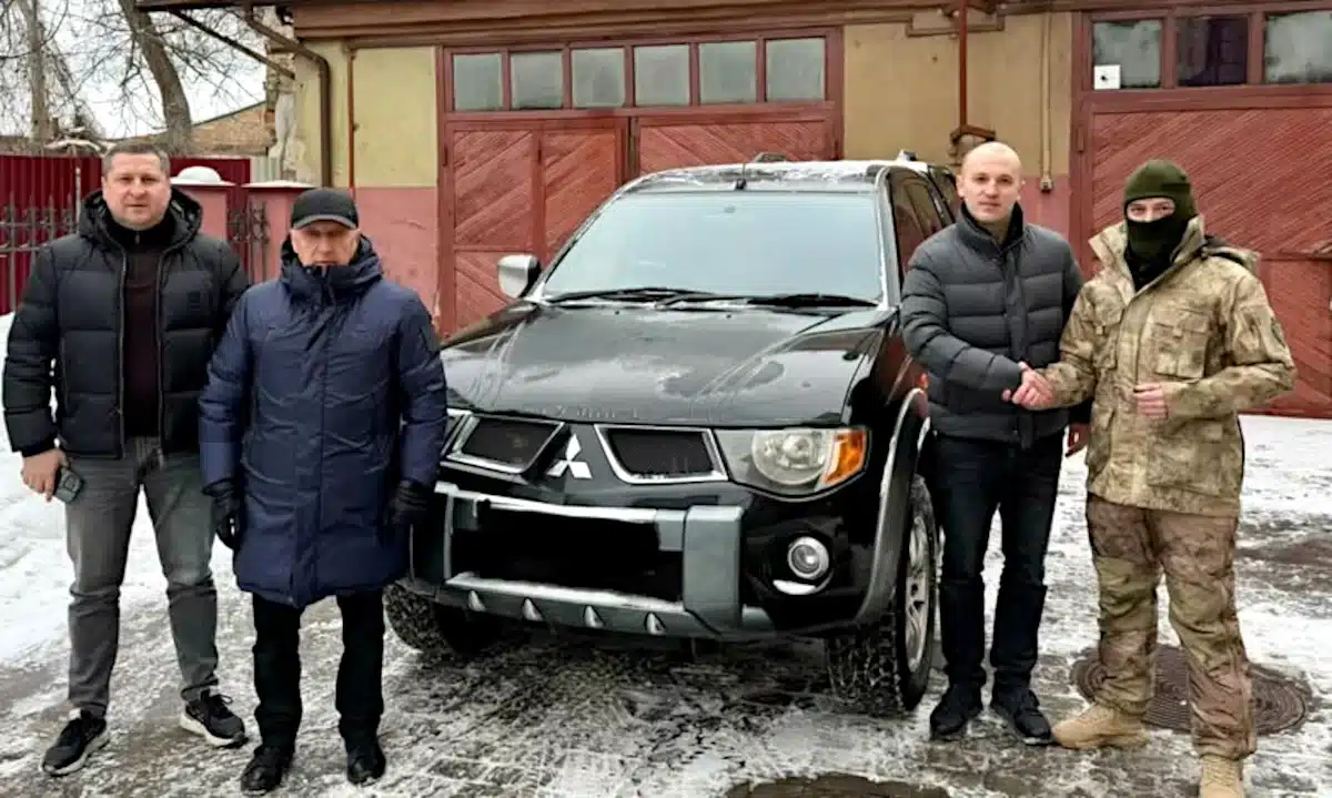 Митники передають авто військовому.