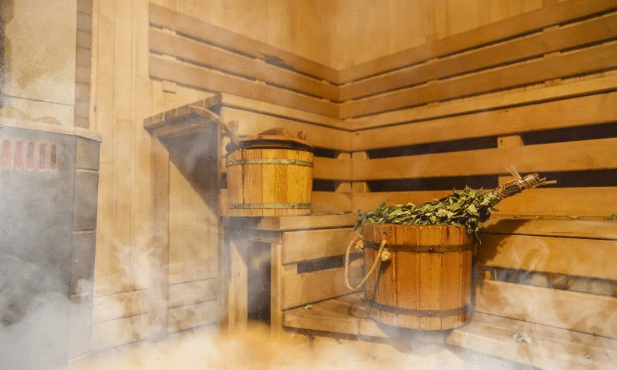 Парильня дерев’яної бані взимку