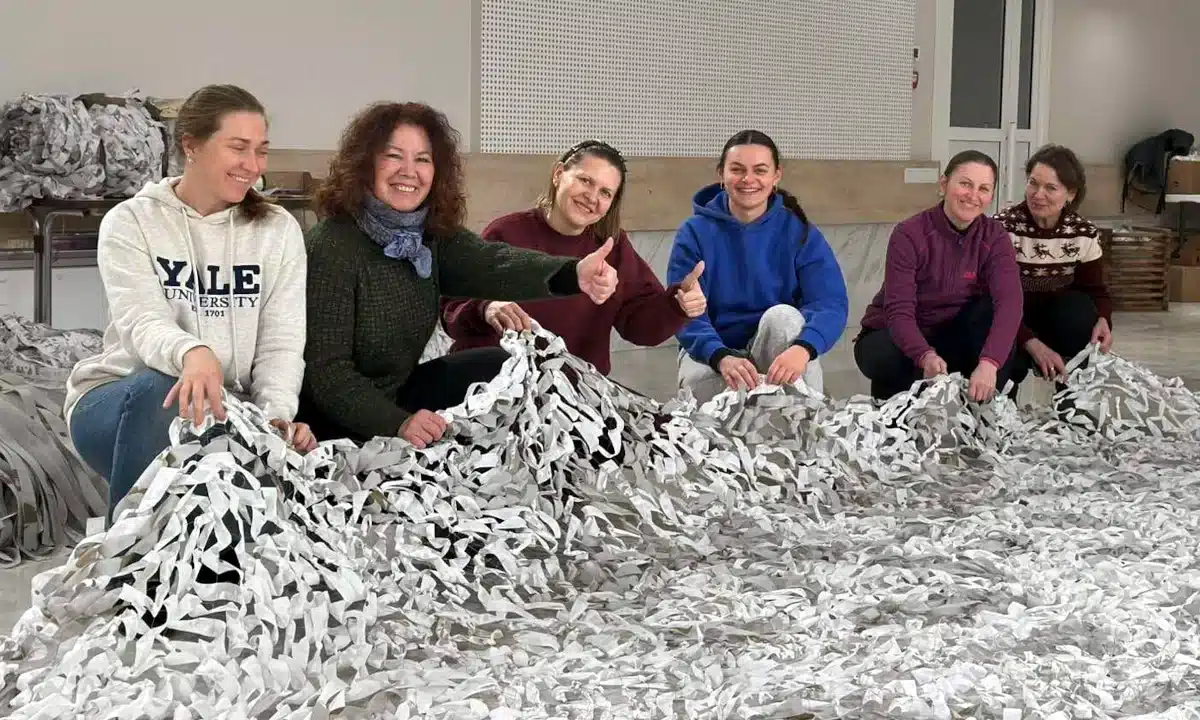 46 маскувальних сіток за місяць. Як березнівські «павучки» побили власний рекорд Березнівські павучки за роботою.