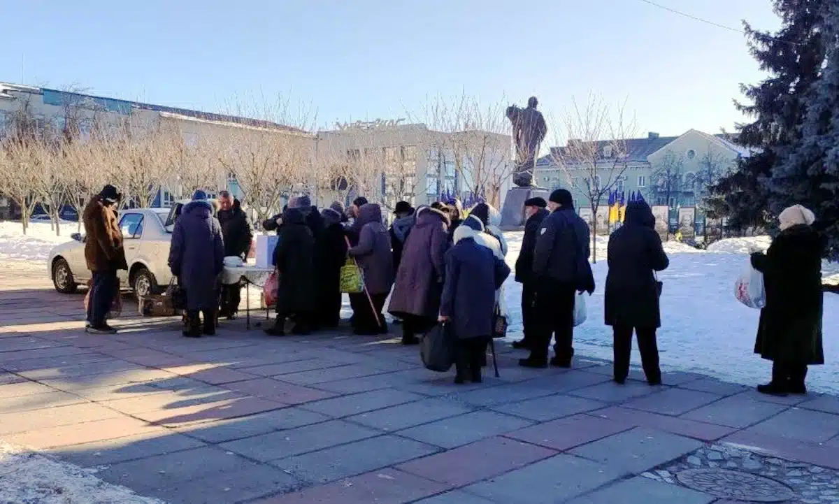 У центрі Рівного вже роздали понад 5 тисяч безкоштовних обідів – сезон ще триває Черга за безкоштовним обідом у Рівному.