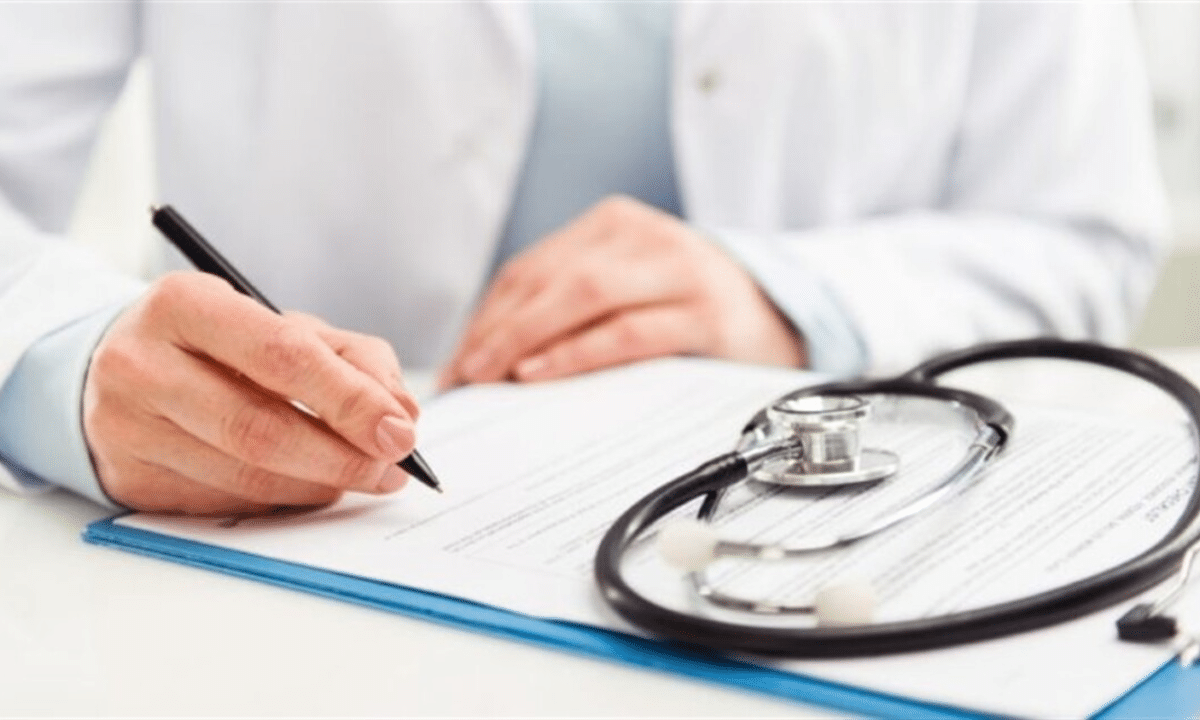 Лікар вкладає декларацію