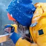 Дівчина розглядає сніжинку.