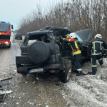 Рятувальники допомагають після ДТП.
