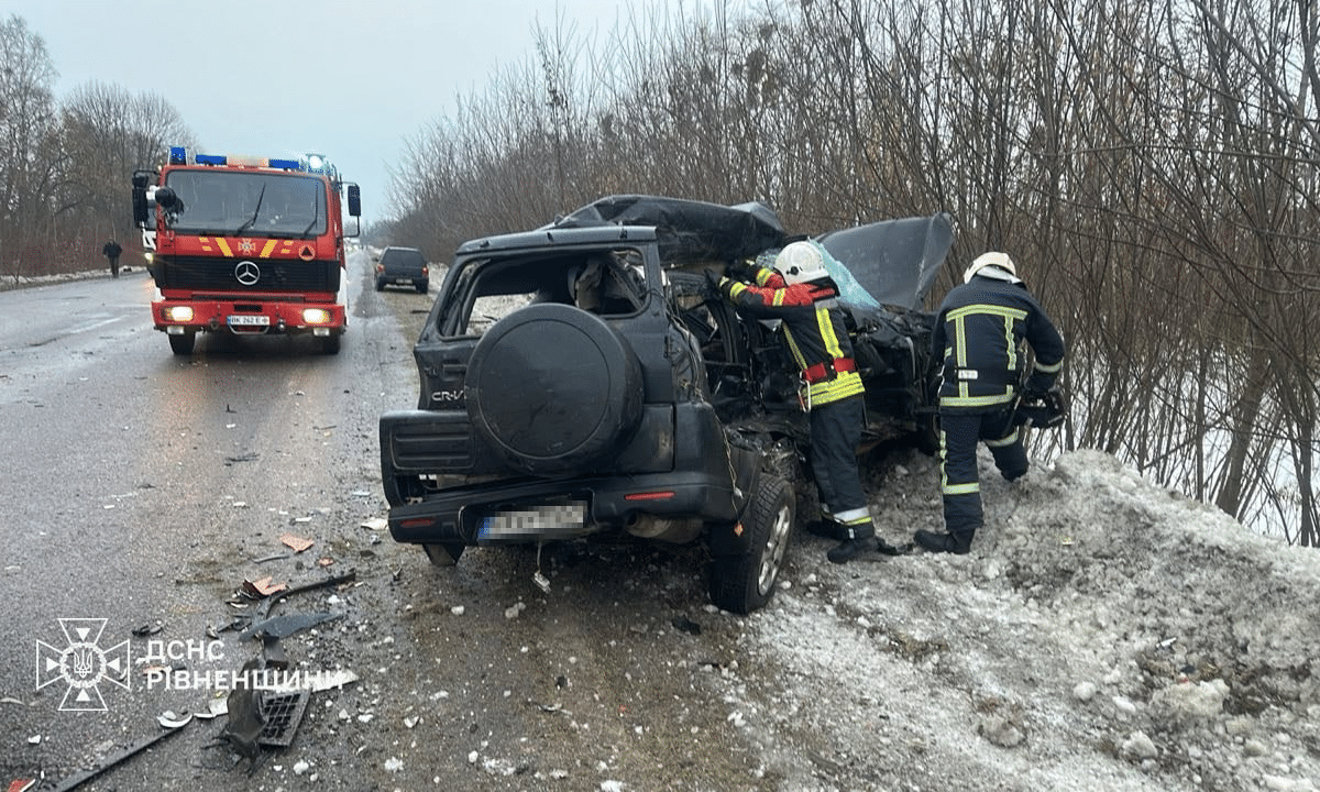 Рятувальники допомагають після ДТП.