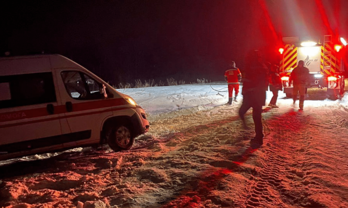 Сарненські рятувальники відбуксирували автомобіль швидкої зі снігової пастки