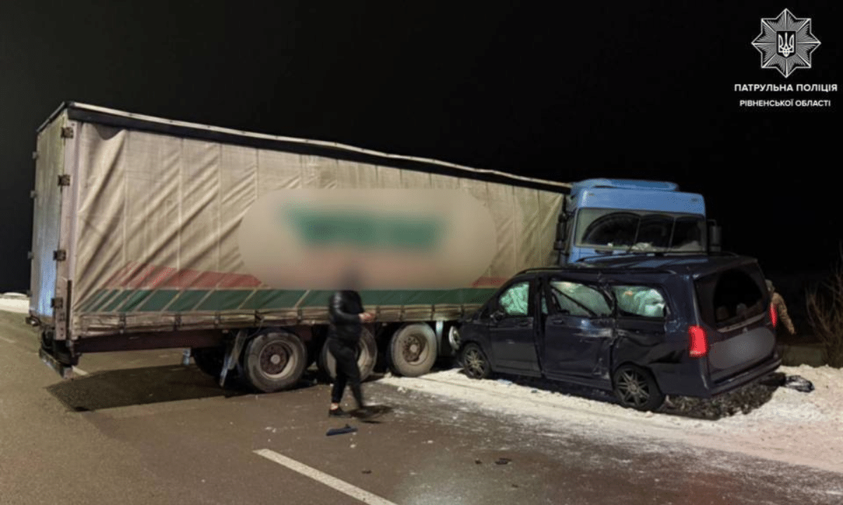 Авто в'їхало у вантажівку