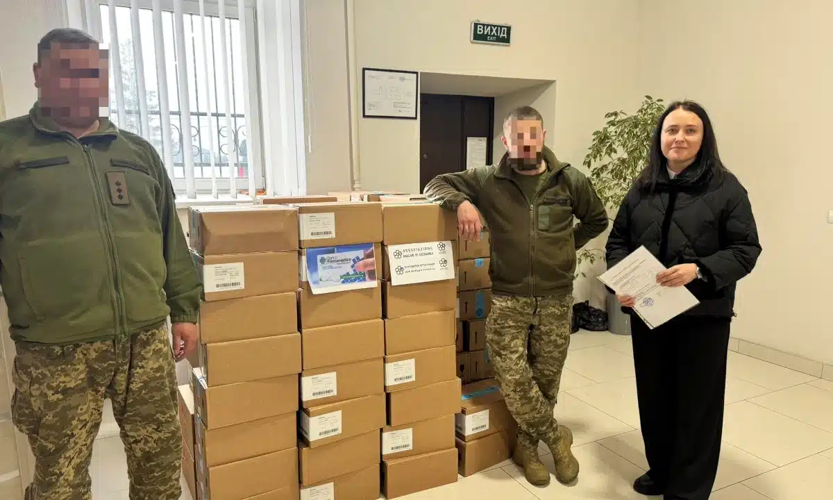 Дубенський гарнізон отримав 800 кг протиінфекційних препаратів від партнерів з Італії Військові дубенського гарнізону отримують ліки з Італії.