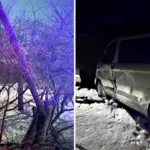 Пошкоджені електроопора і авто.