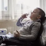 Хлопчик з дихальним апаратом.