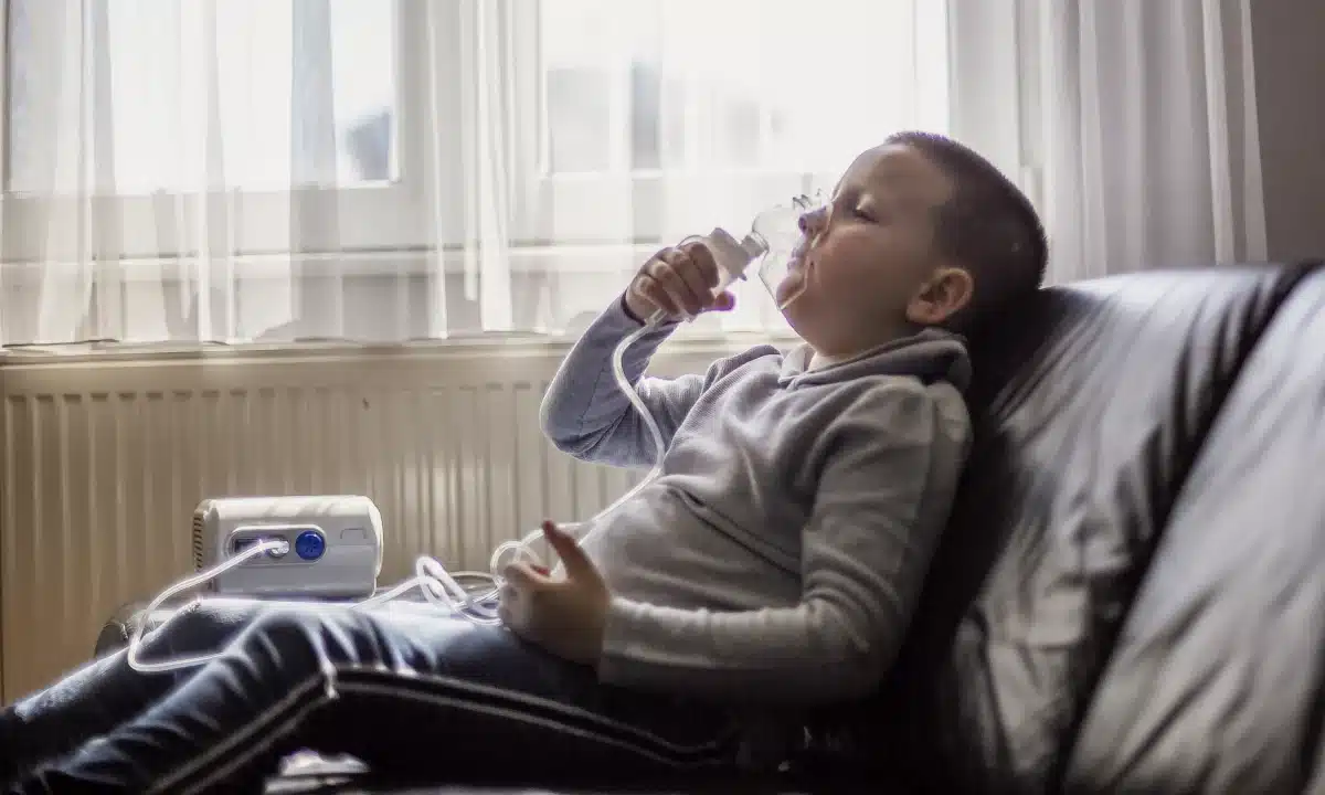 Діти з інвалідністю підгрупи А отримають резервне живлення під час блекаутів Хлопчик з дихальним апаратом.