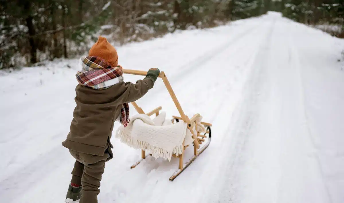 Хлопчина з санчатами.
