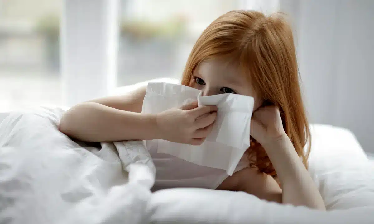 Дитина із ГРВІ прочищає носа.