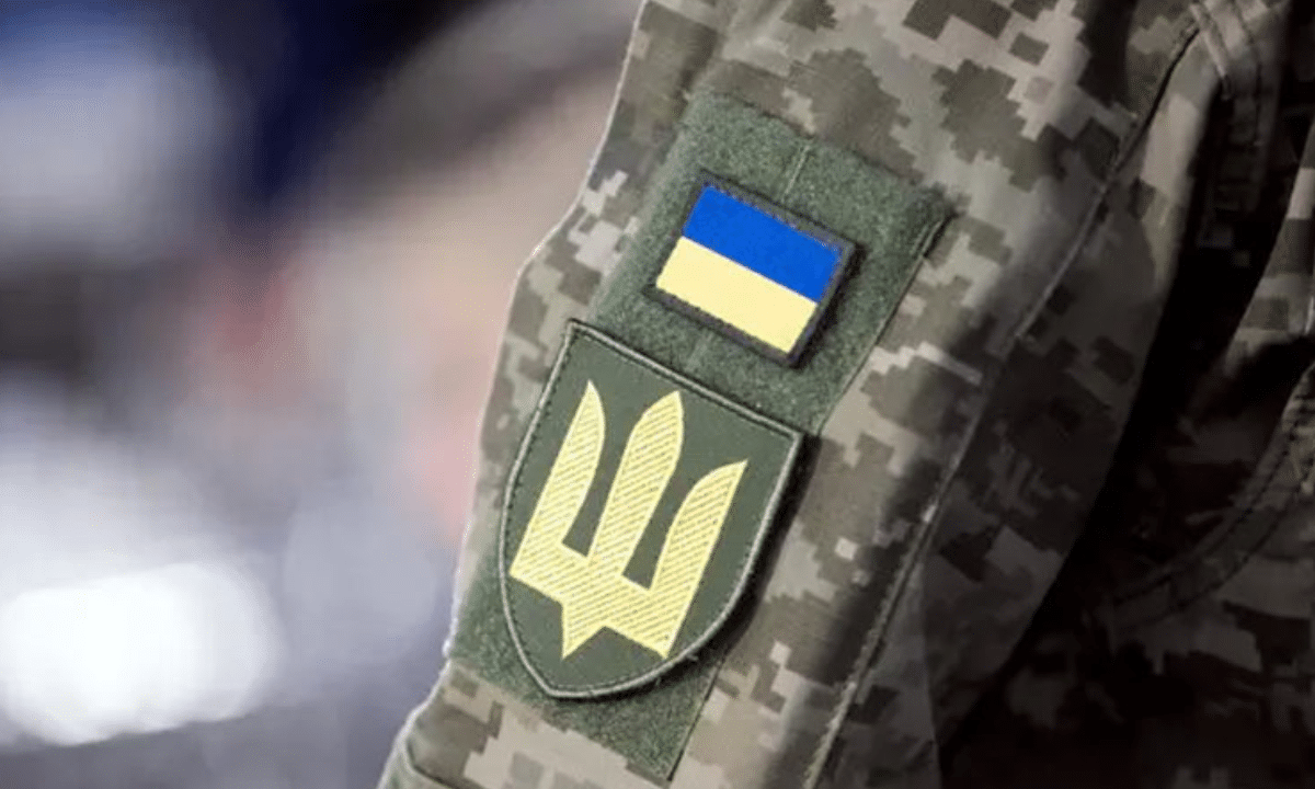 Військова форма з шевроном.