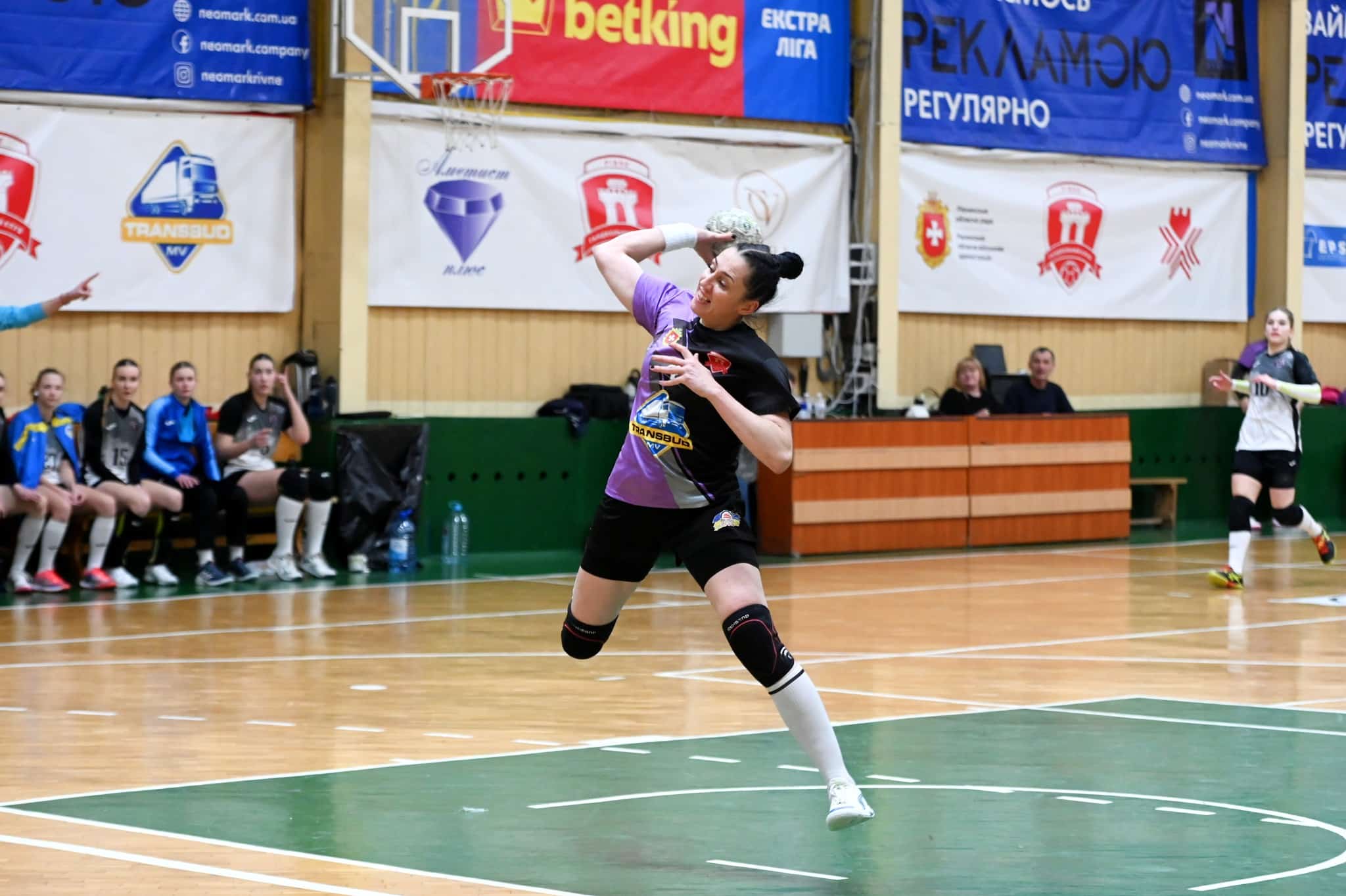 Атакує Інна Голярдик