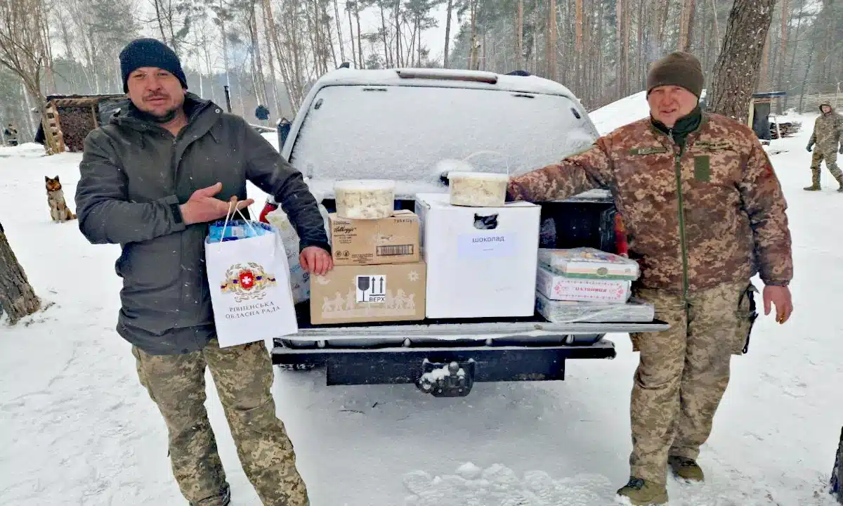Військові з переданою допомогою.