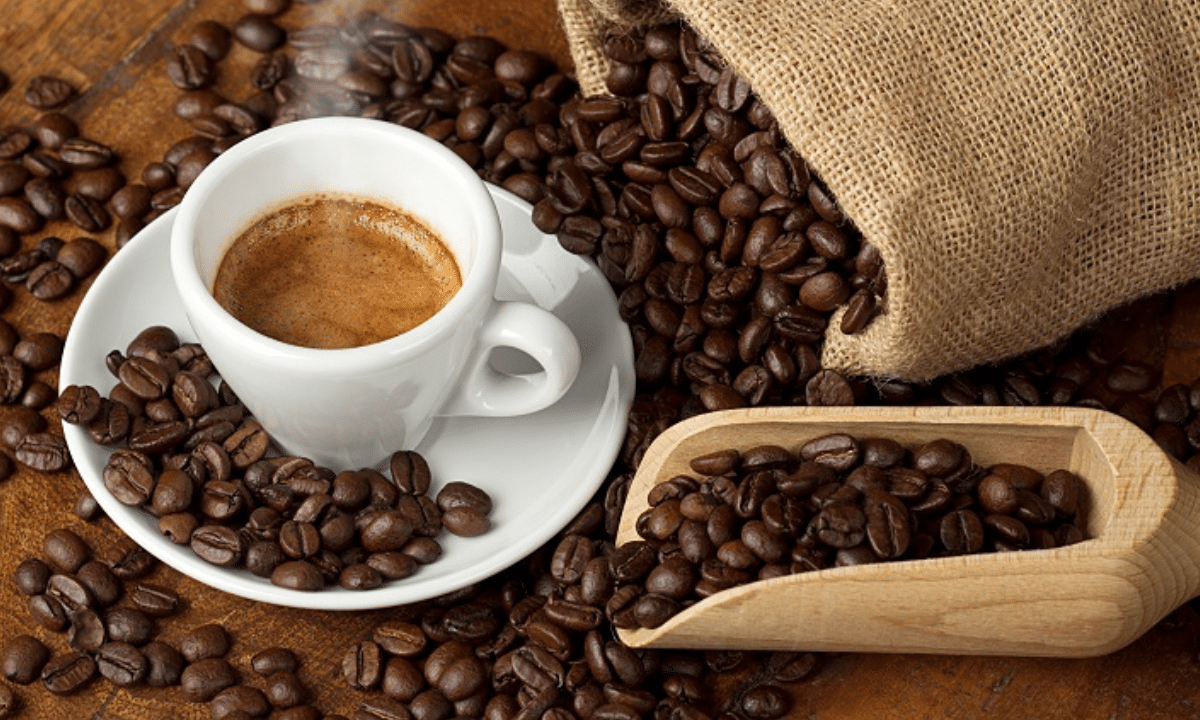 Чашка кави і зерна.