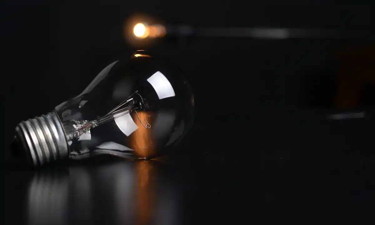 На столі лежить лампочка.