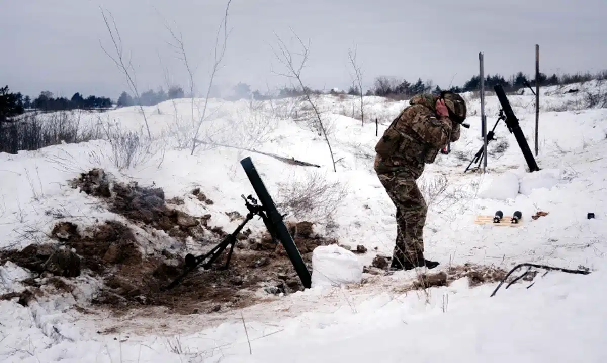 Вогонь, що підтримує піхоту: мінометники сарненського підрозділу відточують точність і злагодженість Нацгвардієць закриває вуха руками перед пострілом міномета.