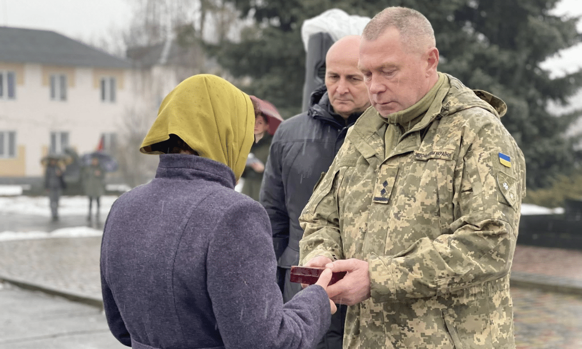 Вручення нагороди рідним загиблого воїна.