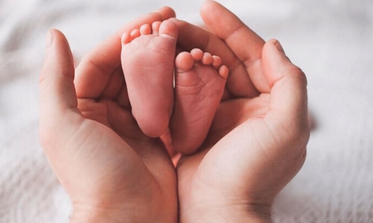 Народжуваність на Рівненщині зросла у перший місяць року Дитячі ніжки у руках