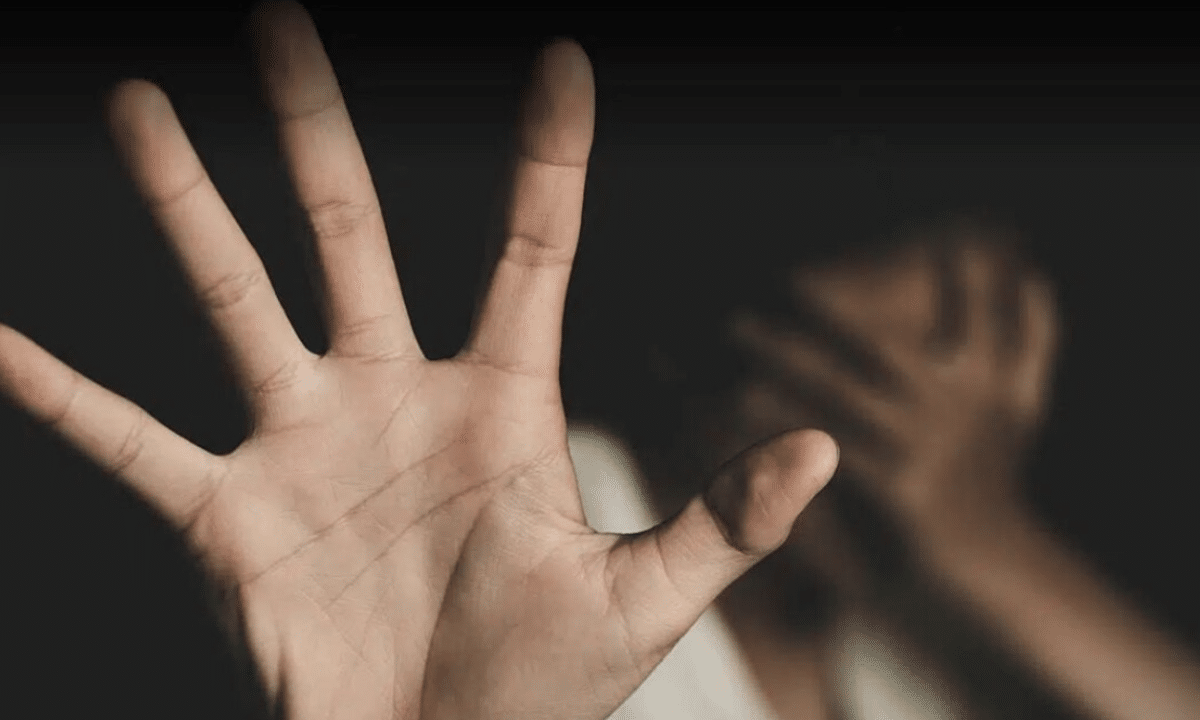 Насильство щодо неповнолітньої.