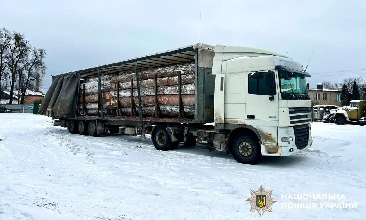 Вантажівка з колодами.