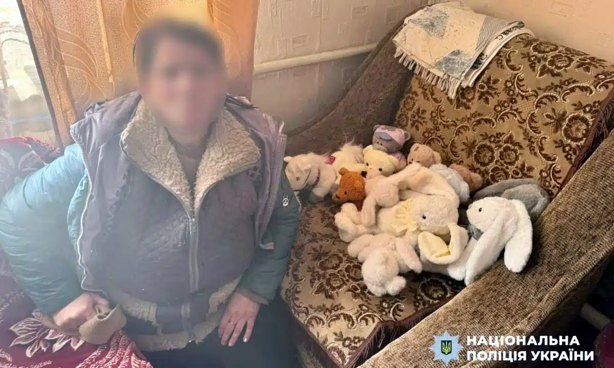 Затримана жінка з м'якими іграшками.