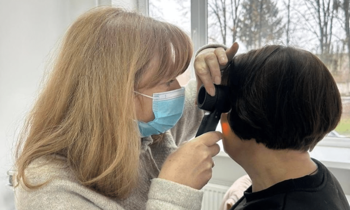 Лікар проводить обстеження.