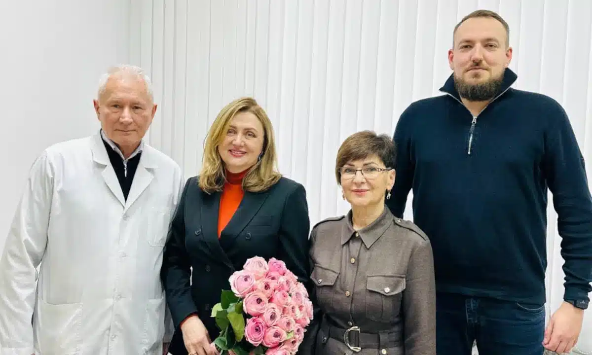 Нова директорка (з букетом квітів).