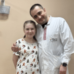 Дівчинка з лікарем