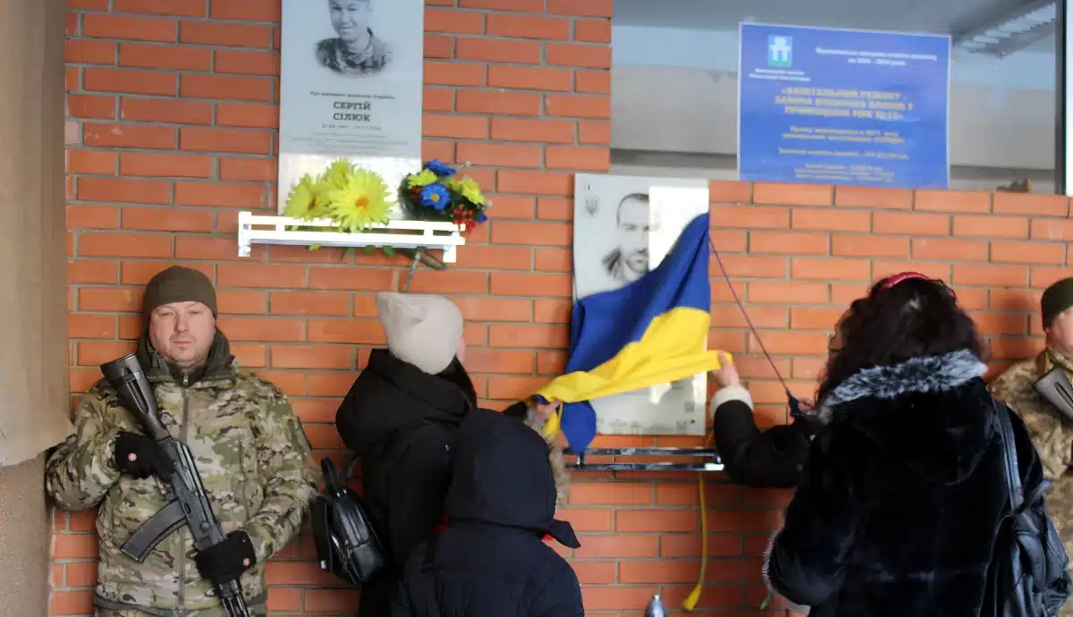 Відкриття пам'ятної дошки Денису Бабаку в Рівному.