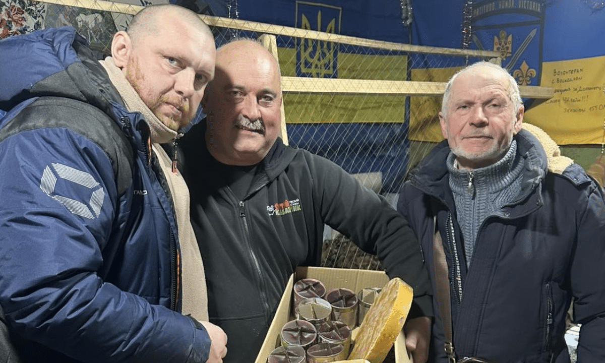 Пасічники Гощанщини передали майже 50 кілограмів сировини для окопних свічок Пасічники Гощанщини передали майже 50 кілограмів сировини для окопних свічок