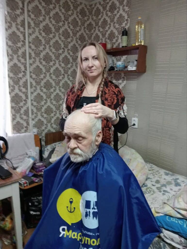 Перукар Тетяна Мандзій стриже маломобільного мешканця прямо в гуртожитку