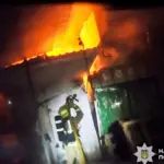 Суд оштрафував двох військовослужбовців за підпал майна на ринку в Рівному Горить підпалений кіоск на ринку "Дикого" у Рівному.