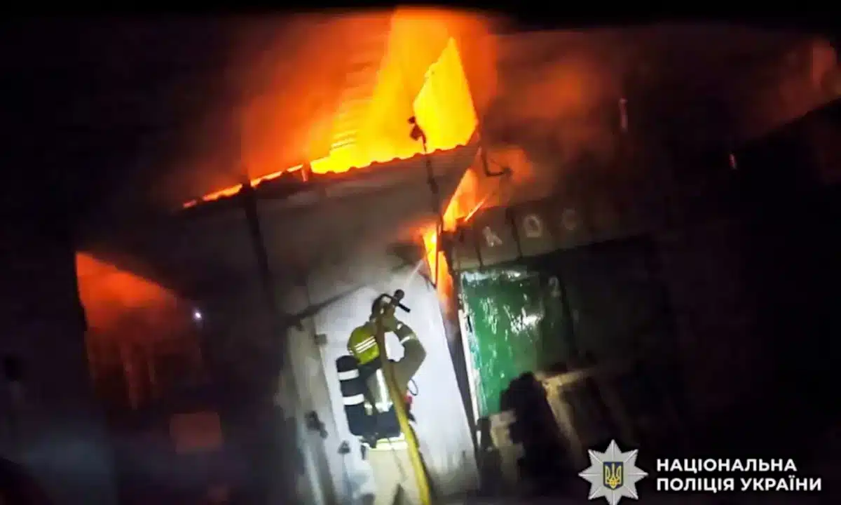 Суд оштрафував двох військовослужбовців за підпал майна на ринку в Рівному Горить підпалений кіоск на ринку "Дикого" у Рівному.