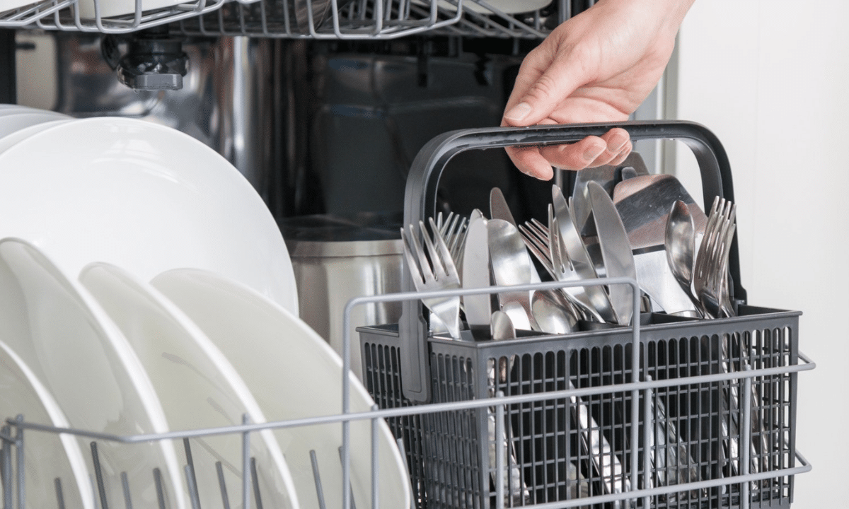 Посудомийна машина може зіпсувати ці речі — що краще мити вручну Посудомийна машина.