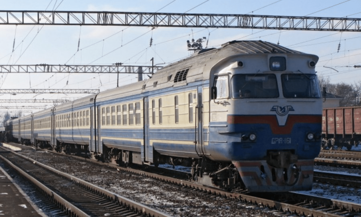 На Рівненщині та сусідніх областях тимчасово скасовують приміські поїзди Потяг Укрзалізниця.
