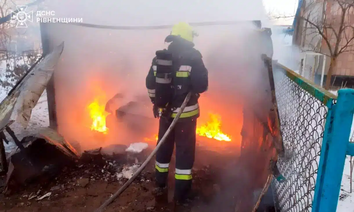 У селі біля Рівного згорів гараж разом з авто Рятувальник гасить полум'я в гаражі, що палає.