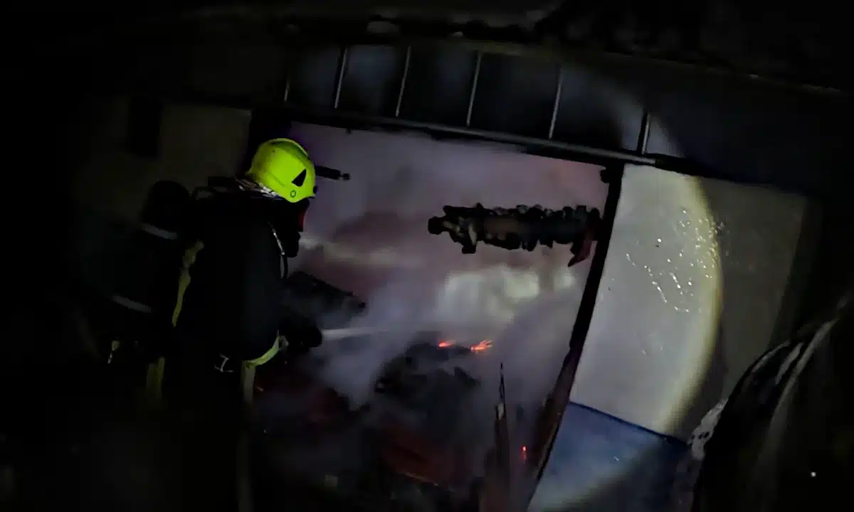 Рятувальник гасить пожежу в Озерянах.